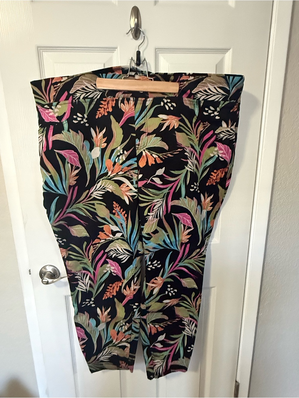 Floral Print Skinny Mid Rise Jegging Pants in Black with Multicolor Leaf Pattern